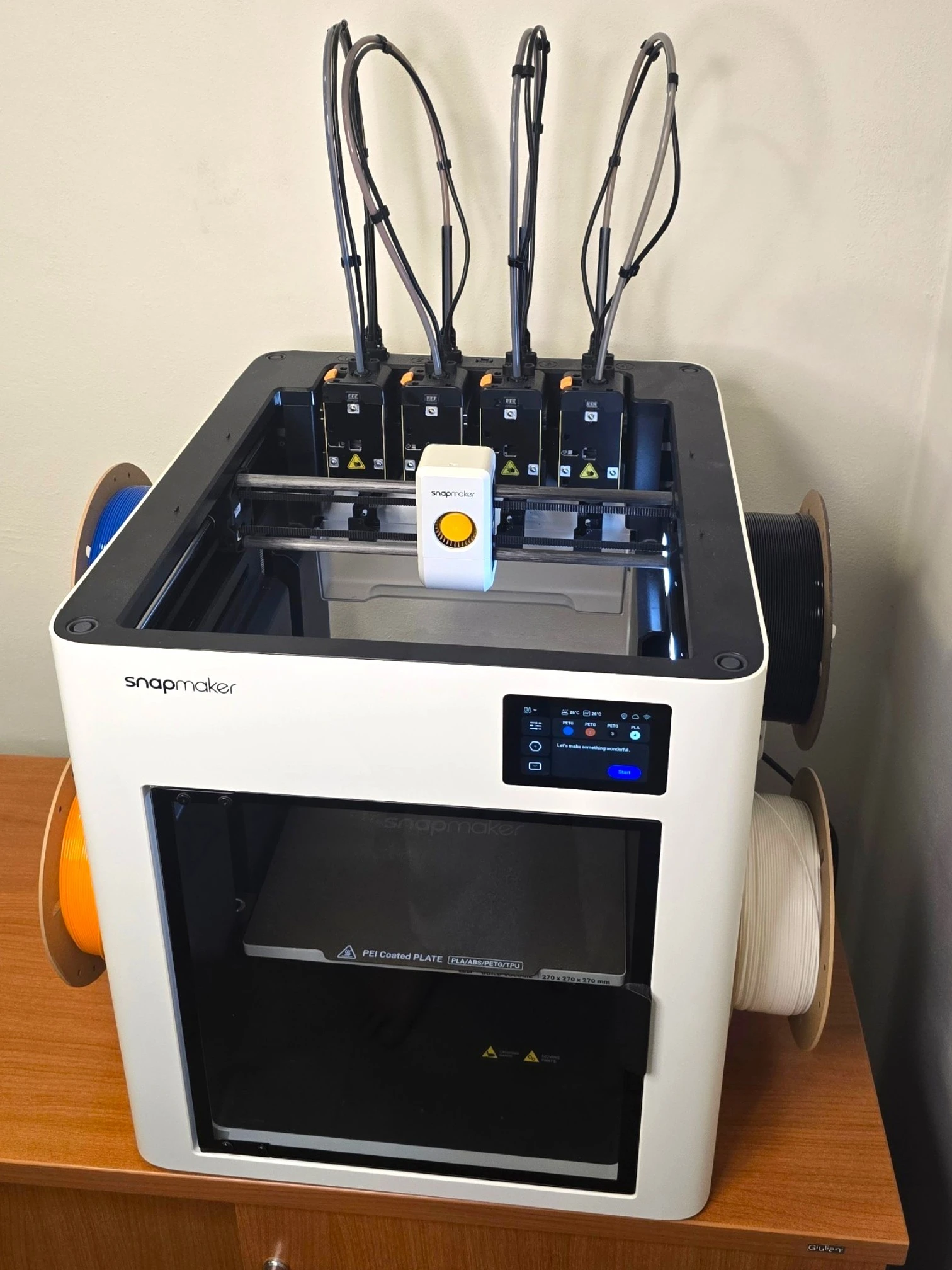 Impresora 3D Snapmaker U1 de 3D Tech con sus cuatro cabezales y carreteles de colores