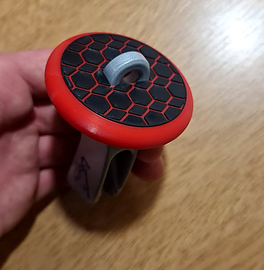 Donita para escota del trapecio impresa en 3D en PETG, roja y negra con textura hexagonal, para clases 420, 470 y 29er