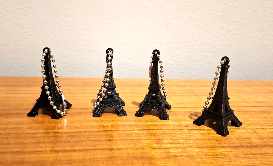 Cuatro llaveros con forma de Torre Eiffel impresos en 3D en color negro