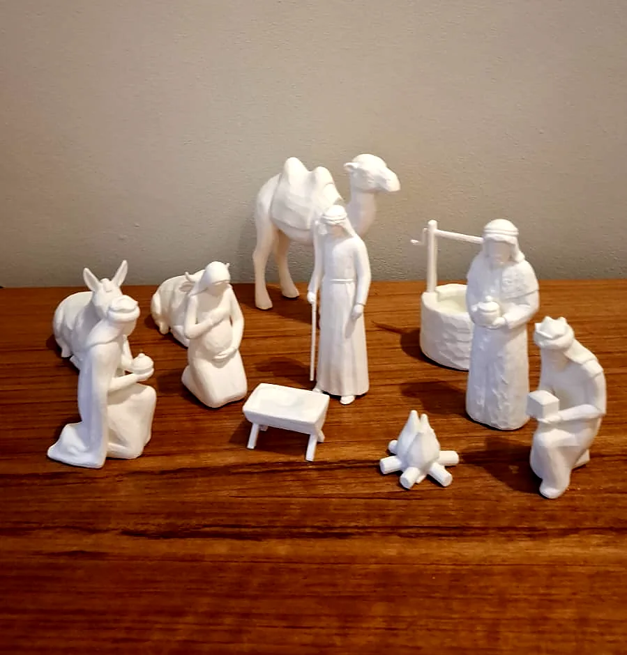 Figuras de pesebre en blanco impresas en 3D en PLA, con camello, pozo y pesebre