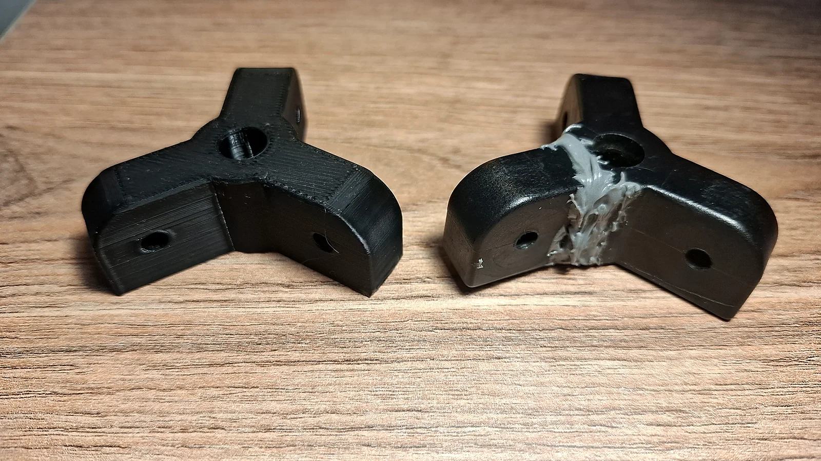 Repuesto para telescopio impreso en 3D en PETG, a la izquierda, junto a la pieza original rota y reparada con adhesivo, a la derecha